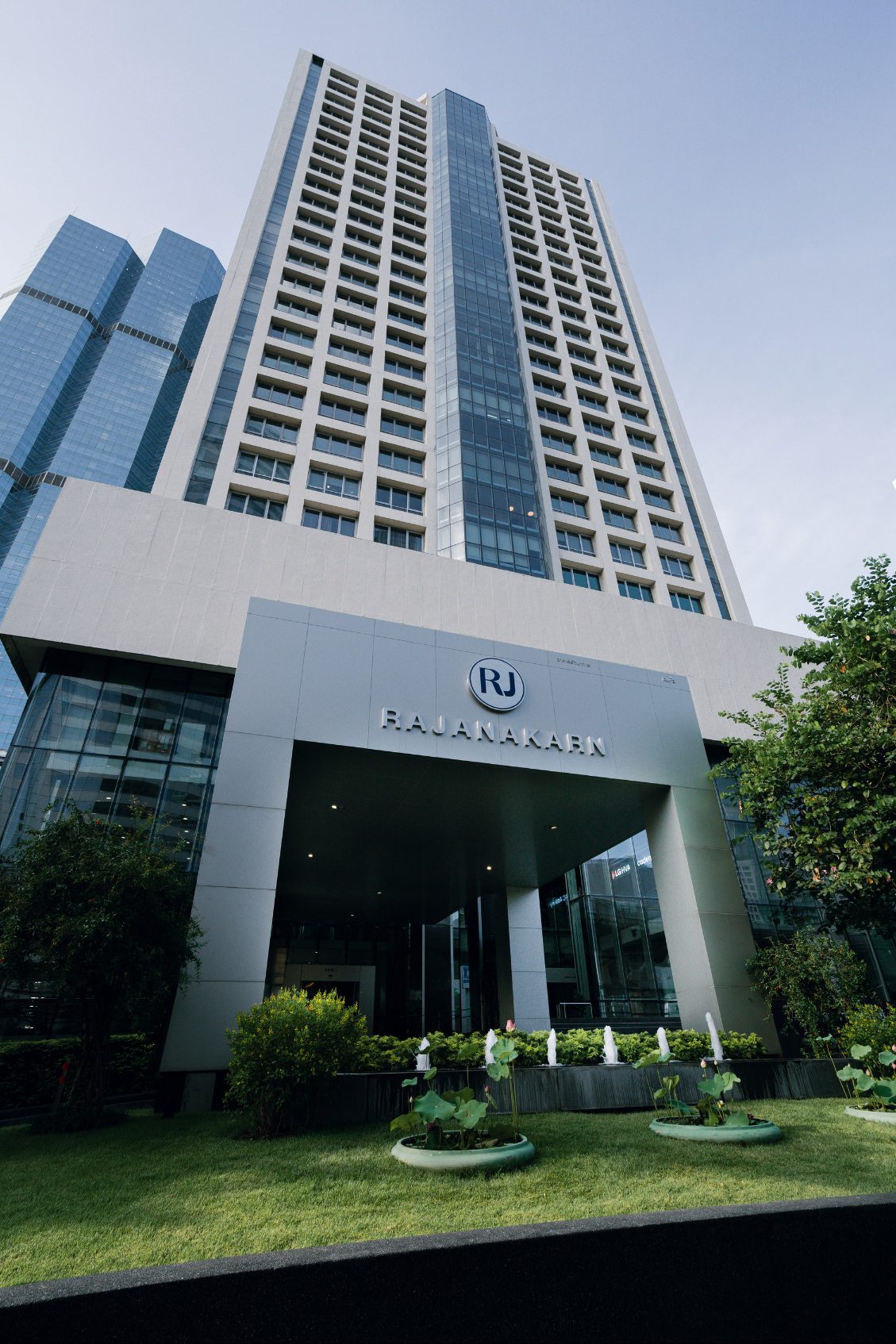 อาคารรัจนาการ จับมือ ONNEX by SCG คว้า LEED Platinum
ต่อยอดความสำเร็จจาก LEED Gold ตอกย้ำมาตรฐานอาคารยั่งยืนย่านสาทร