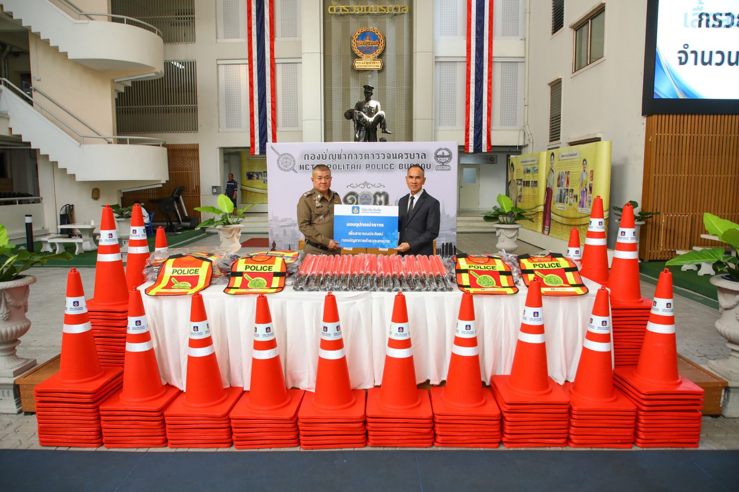วิริยะประกันภัย มอบอุปกรณ์อำนวยการจราจร 600 ชิ้น เสริมภารกิจ บช.น.