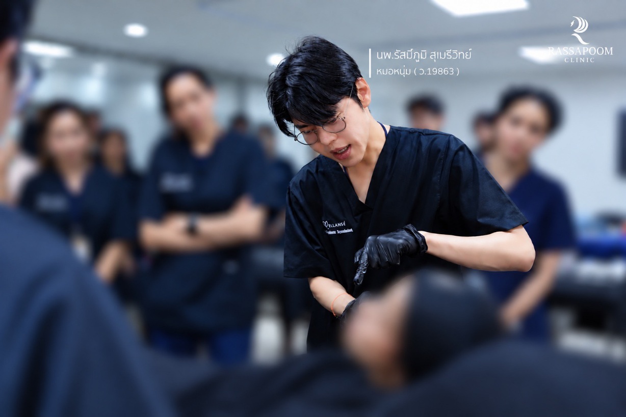 วงการแพทย์ความงามไทยก้าวไปอีกขั้น! "นพ.รัสมิ์ภูมิ สุเมธีวิทย์" คิดค้นโปรโตคอลฉีด PCL+CMC ยกกระชับโครงสร้างใบหน้าฉบับคนเอเชีย พร้อมขึ้นแท่นผู้ถ่ายทอดเทคนิคสู่นานาชาติ (PR Version)